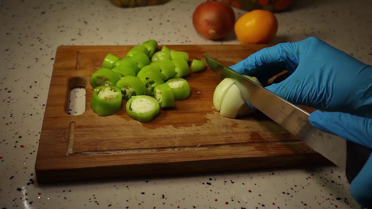 妻子为家人准备健康的食物。
切洋葱、胡椒、柠檬等蔬菜。环保烹饪产品的概念。
蔬菜沙拉。切蔬菜成分视频素材