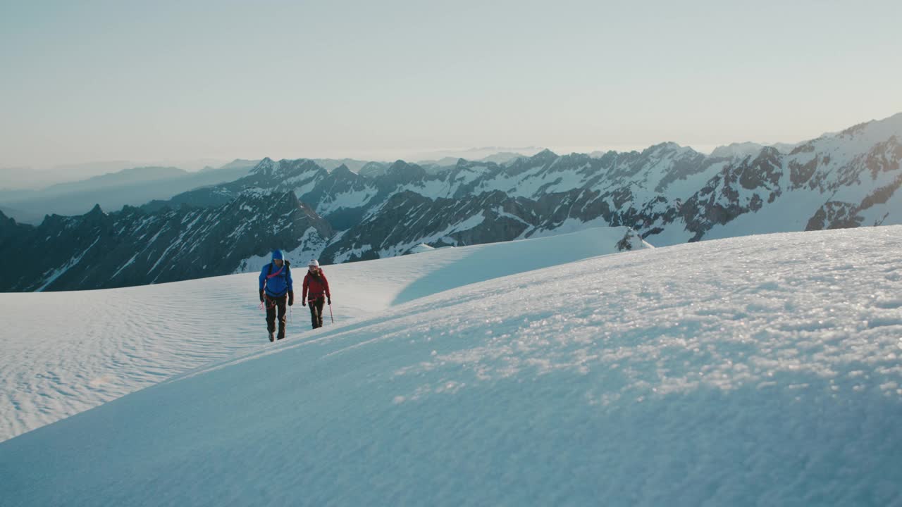 在山上徒步旅行视频素材