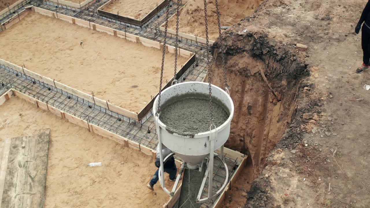 施工现场，工人正在用模板浇筑钢筋混凝土。水泥湿浇民用建筑基础，鸟瞰图视频素材