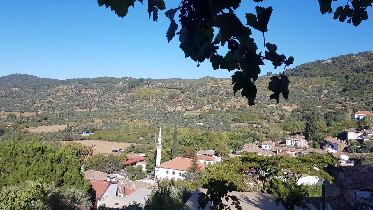 位于土耳其伊兹密尔的爱琴海山村，名为“Sirince”视频素材