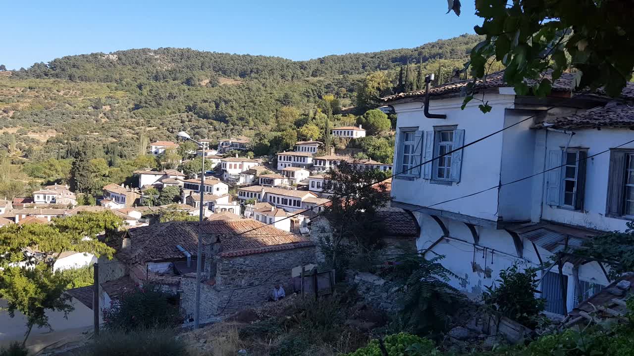 位于土耳其伊兹密尔的爱琴海山村，名为“Sirince”视频素材