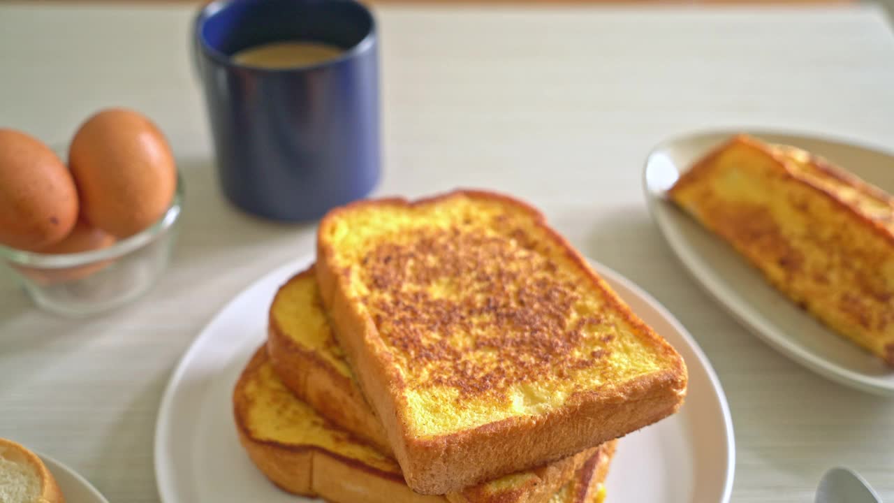 早餐法式吐司放在白盘子里视频素材