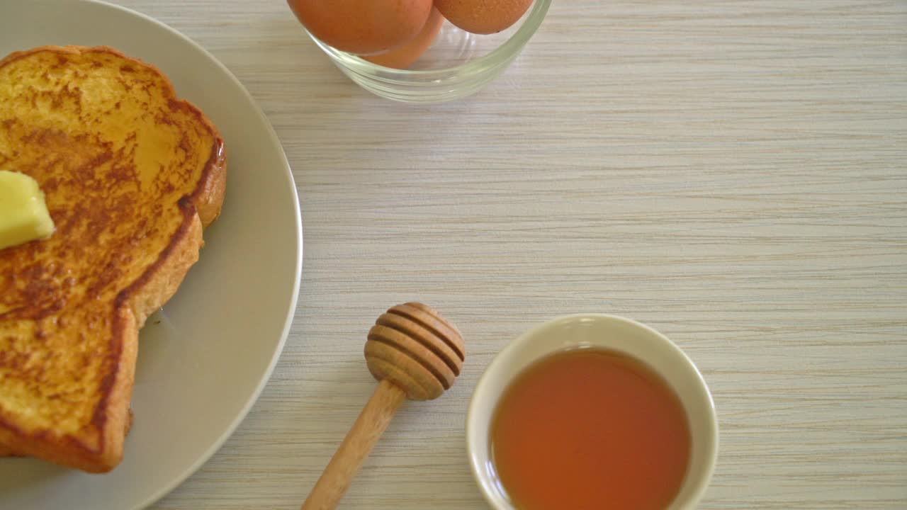 法式烤面包配黄油和蜂蜜作为早餐视频素材