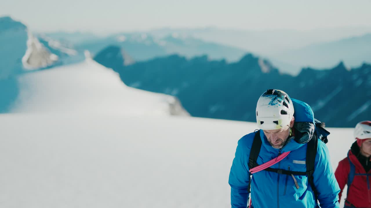 在山上徒步旅行视频素材