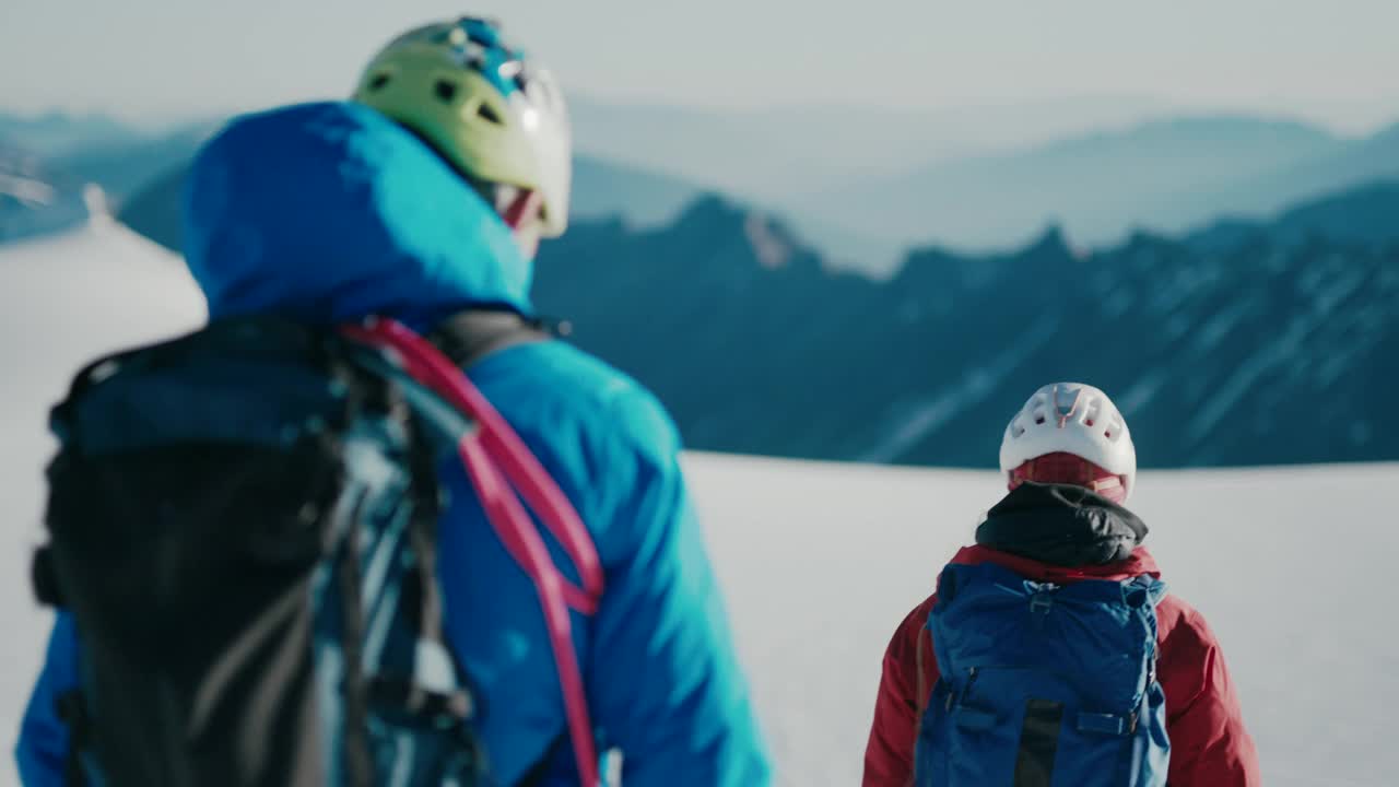 在山上徒步旅行视频素材