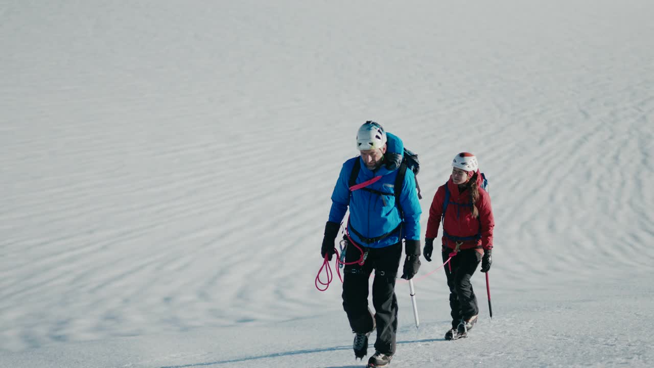 在山上徒步旅行视频素材