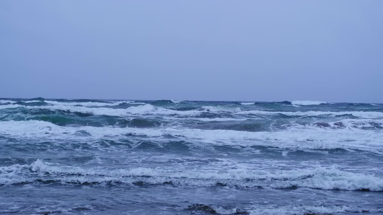 在一个阴雨多云的日子里，海上波涛汹涌。视频素材