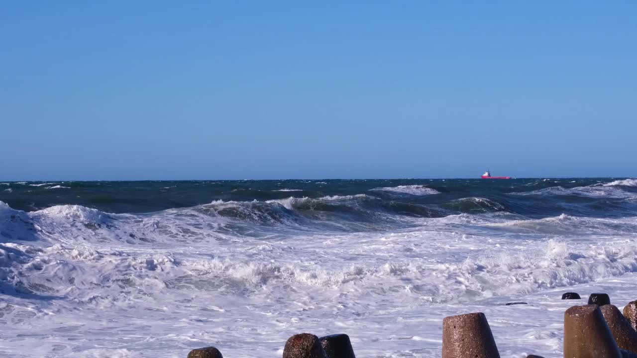 在海上风暴。波浪拍打着海岸，变成了泡沫。海景观。视频素材