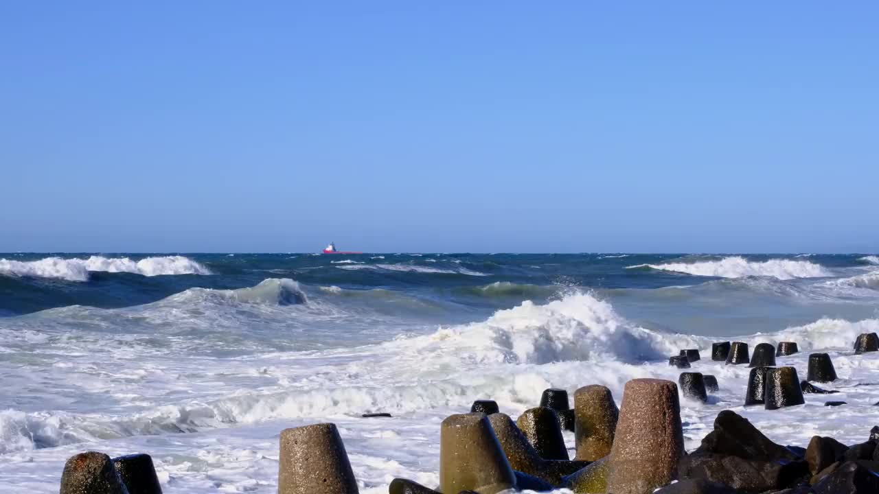 在海上风暴。波浪拍打着海岸，变成了泡沫。海景观。视频素材