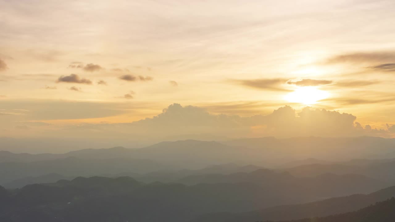 戏剧性的日出与雾山视频素材