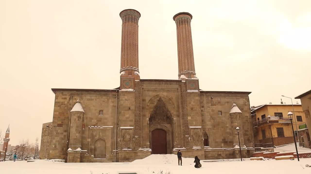 土耳其旅游。双尖塔学校(土耳其语:Çifte Minareli Medrese)。双尖塔宗教学校，双尖塔宗教学校。伊斯兰古建筑上大雪纷飞，冬暖夏凉。埃尔祖鲁姆，土耳其01。19. 2021视频素材