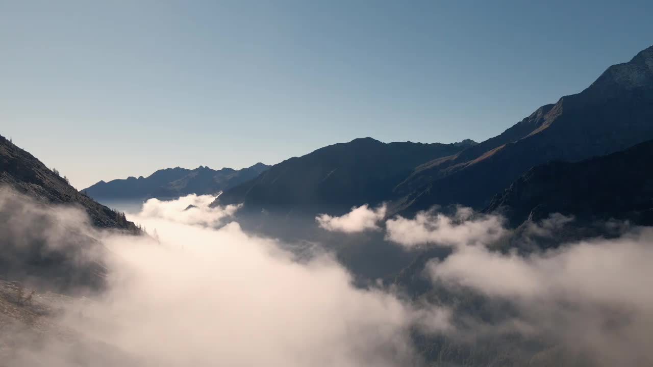 在欧洲阿尔卑斯山，意大利，皮埃蒙特上空翱翔视频素材