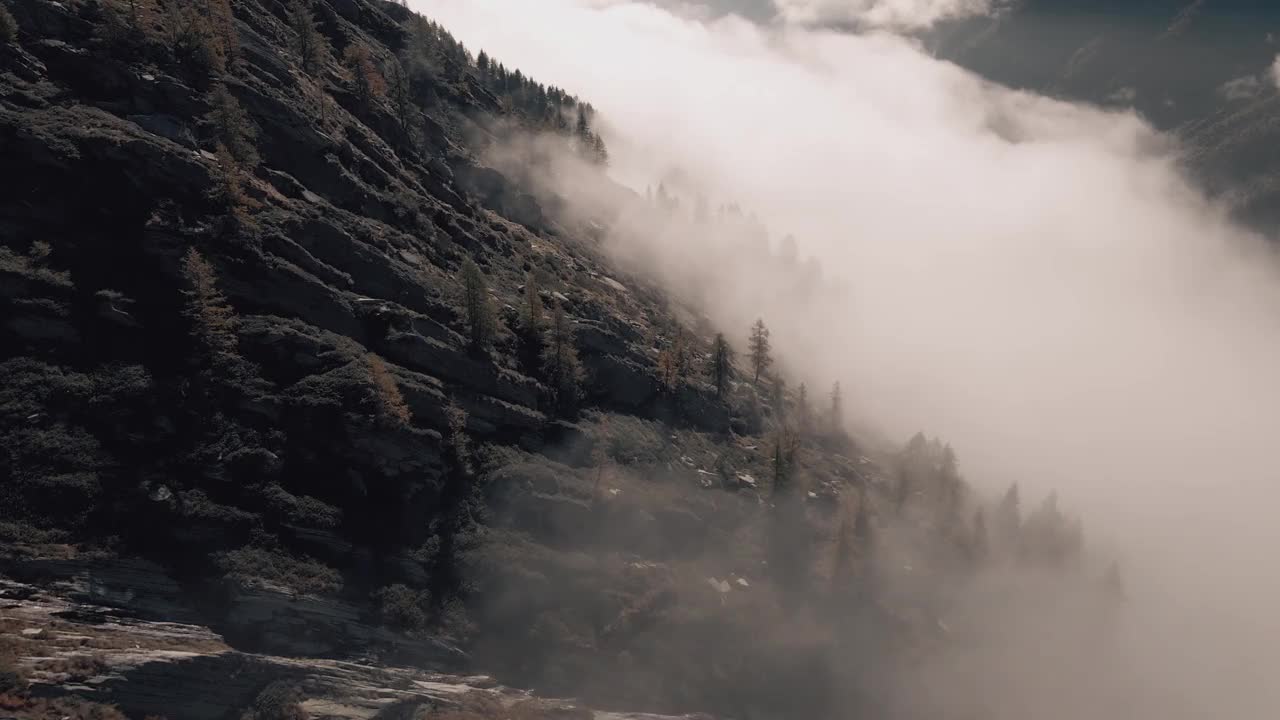 在欧洲阿尔卑斯山，意大利，皮埃蒙特上空翱翔视频素材