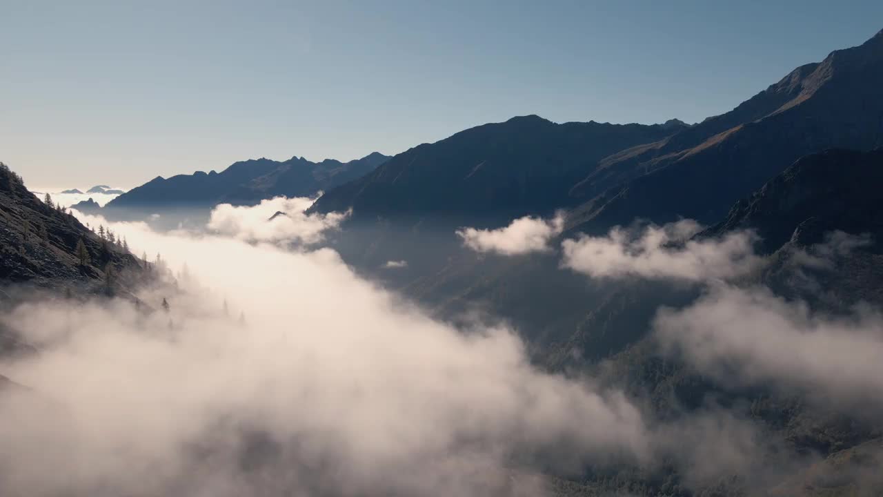 在欧洲阿尔卑斯山，意大利，皮埃蒙特上空翱翔视频素材