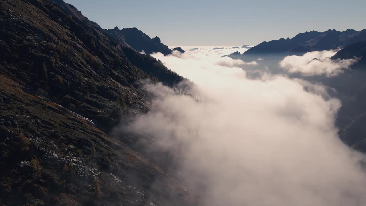 在欧洲阿尔卑斯山，意大利，皮埃蒙特上空翱翔视频素材