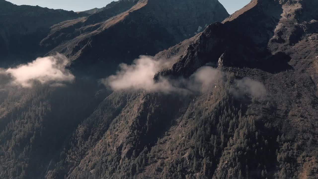 在欧洲阿尔卑斯山，意大利，皮埃蒙特上空翱翔视频素材