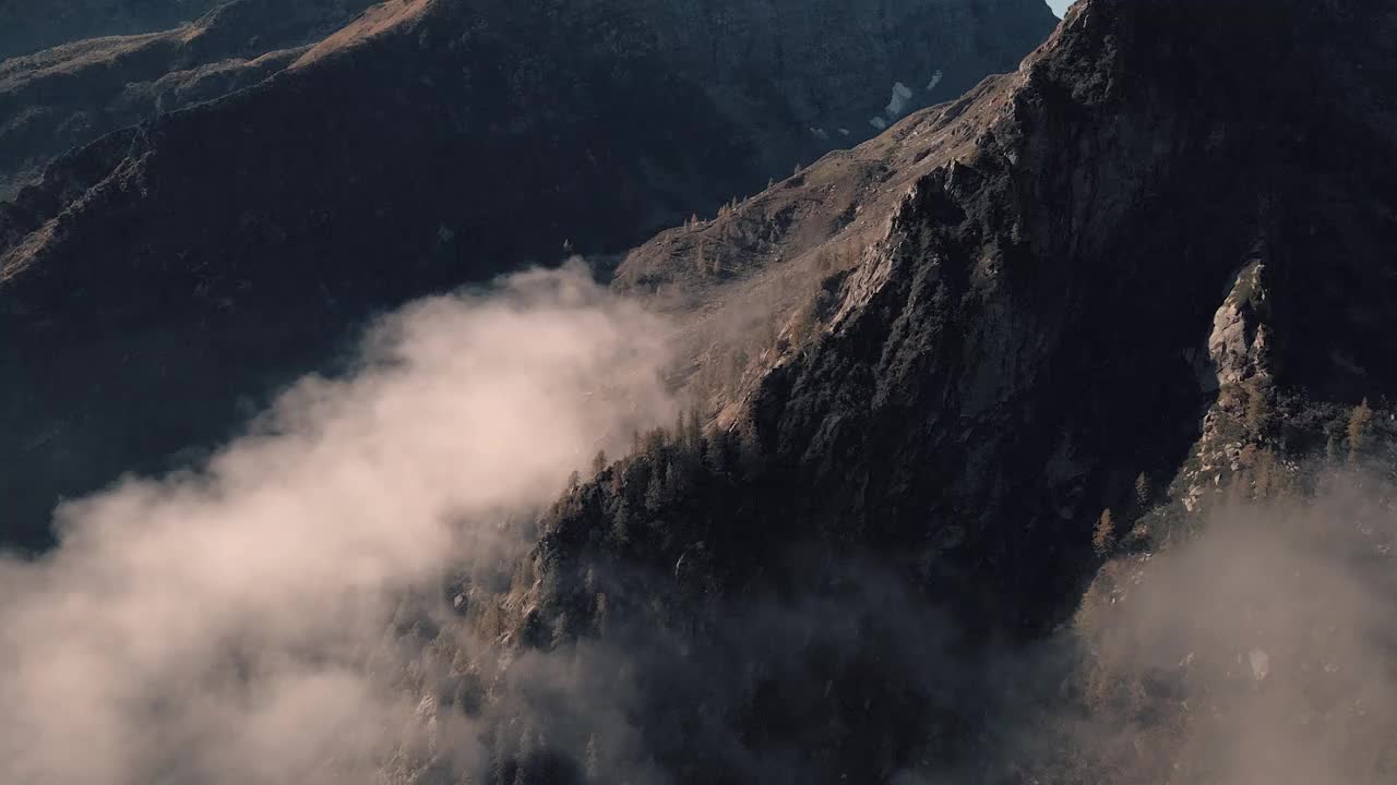 在欧洲阿尔卑斯山，意大利，皮埃蒙特上空翱翔视频素材