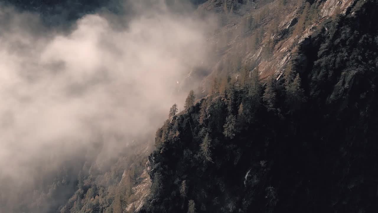 在欧洲阿尔卑斯山，意大利，皮埃蒙特上空翱翔视频素材