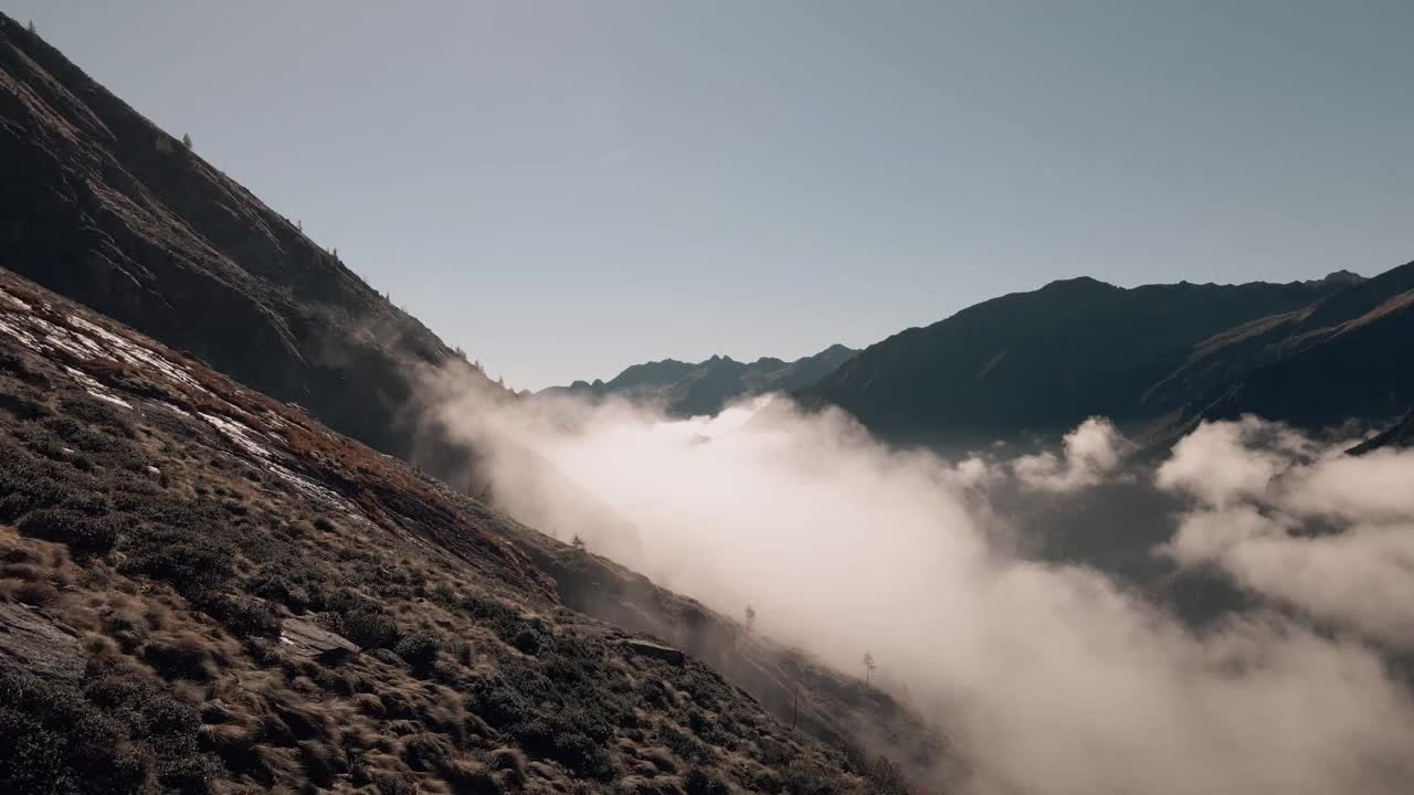 在欧洲阿尔卑斯山，意大利，皮埃蒙特上空翱翔视频素材