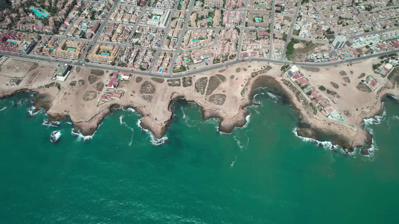 蔚蓝的海水与海滨城市形成美丽的对比。视频素材