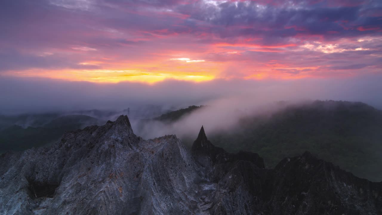 美丽的岩石上的晨光视频素材