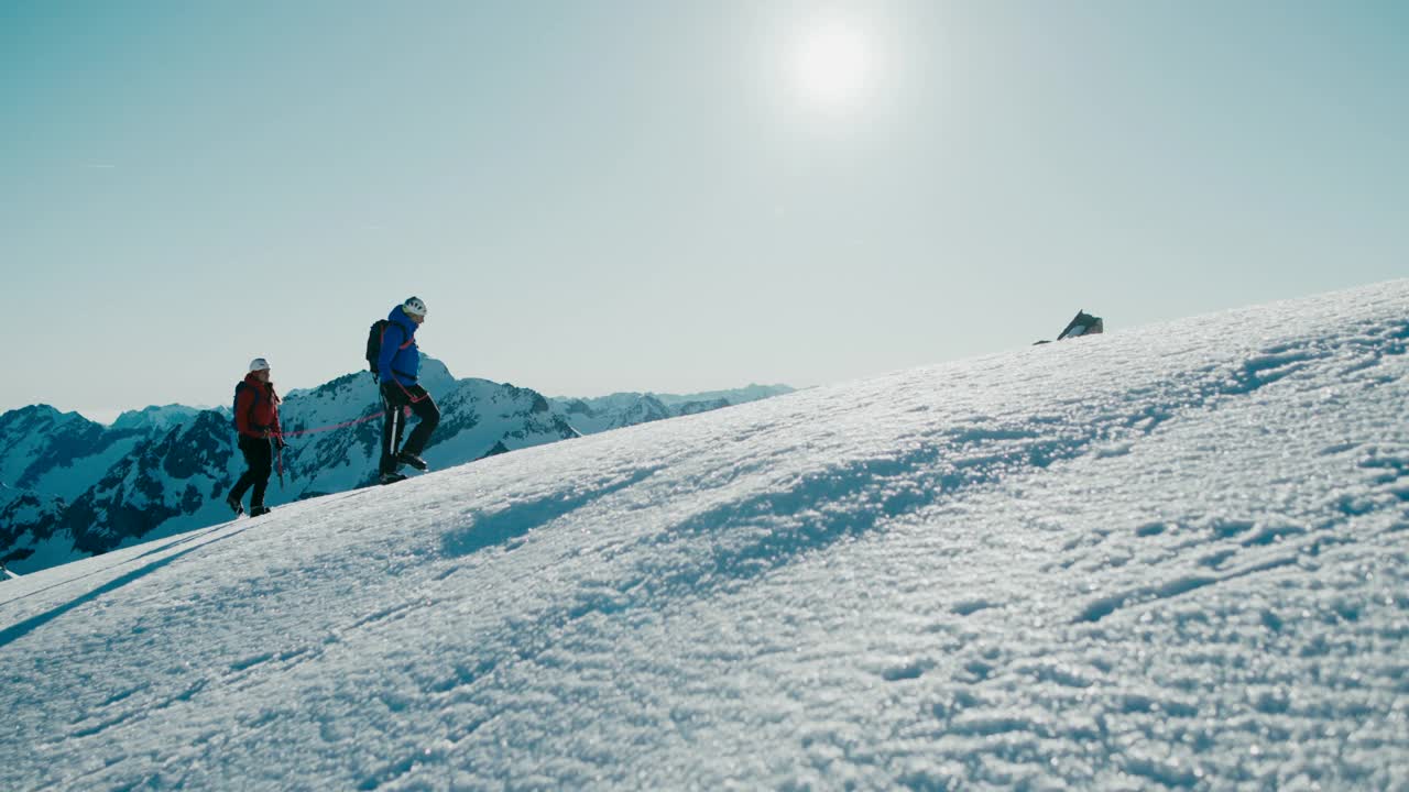 在山上徒步旅行视频素材