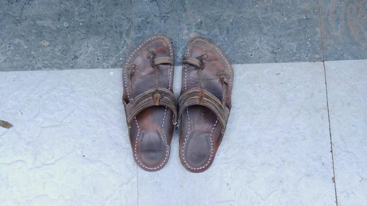 Kolhapuri Chappal(来自印度的本地人或卧铺者)视频下载