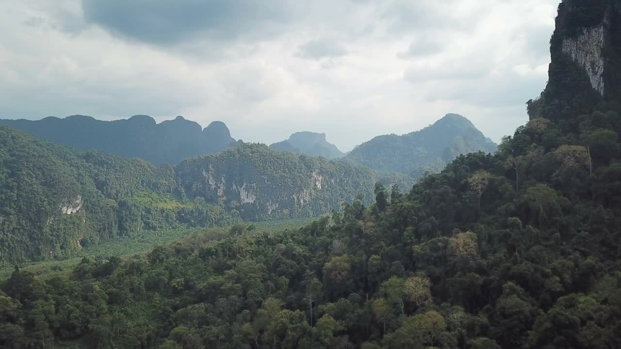 鸟瞰泰国Khao Sok国家公园视频素材