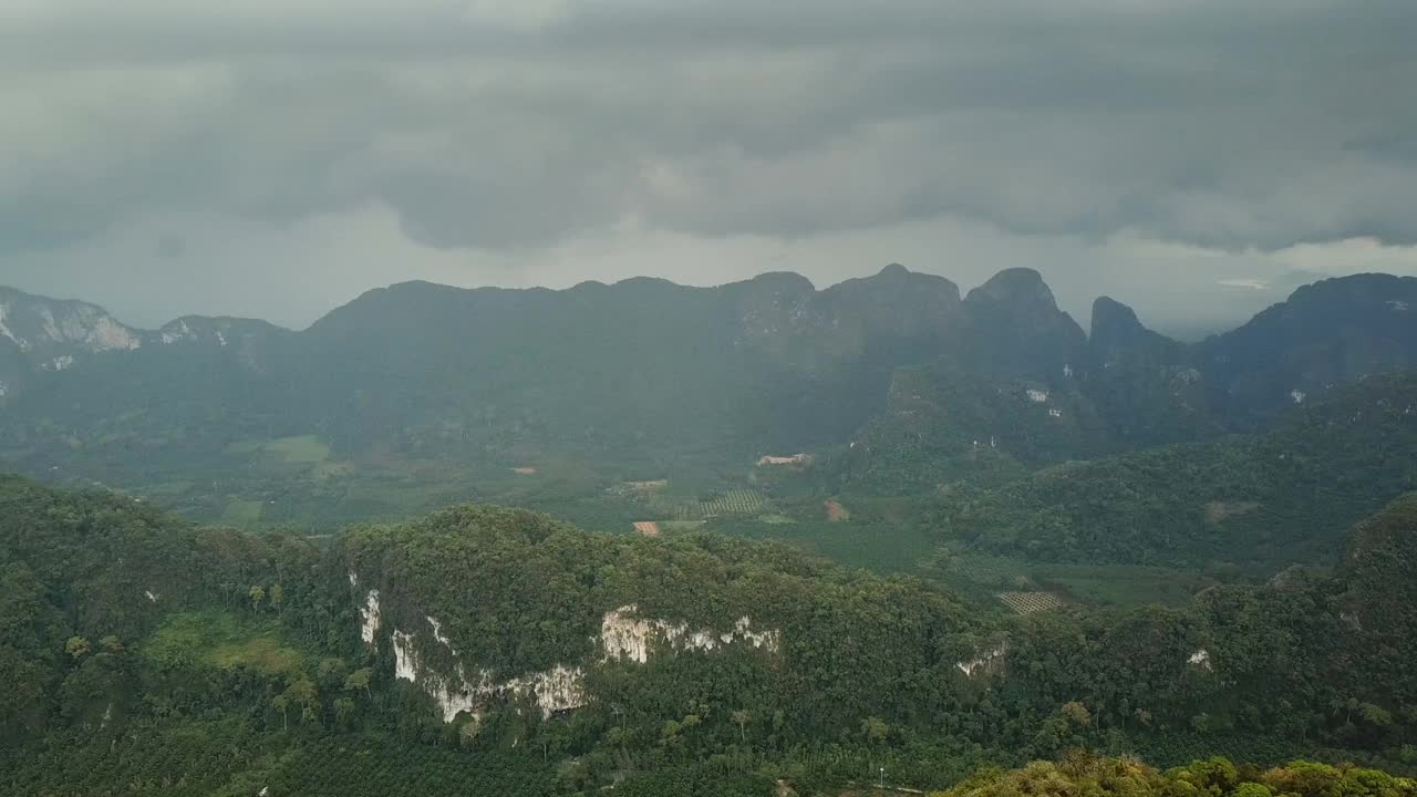 鸟瞰泰国Khao Sok国家公园视频素材