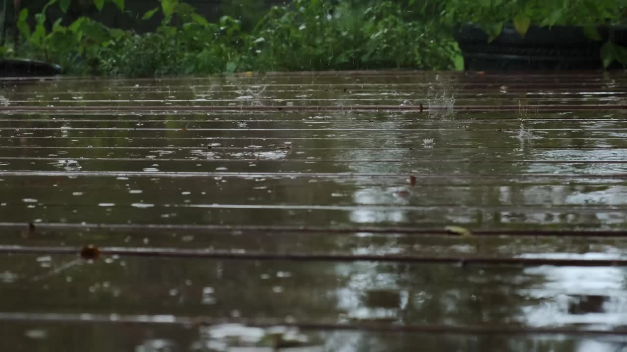 雨落在棕色的木地板上。缓慢的运动。视频素材