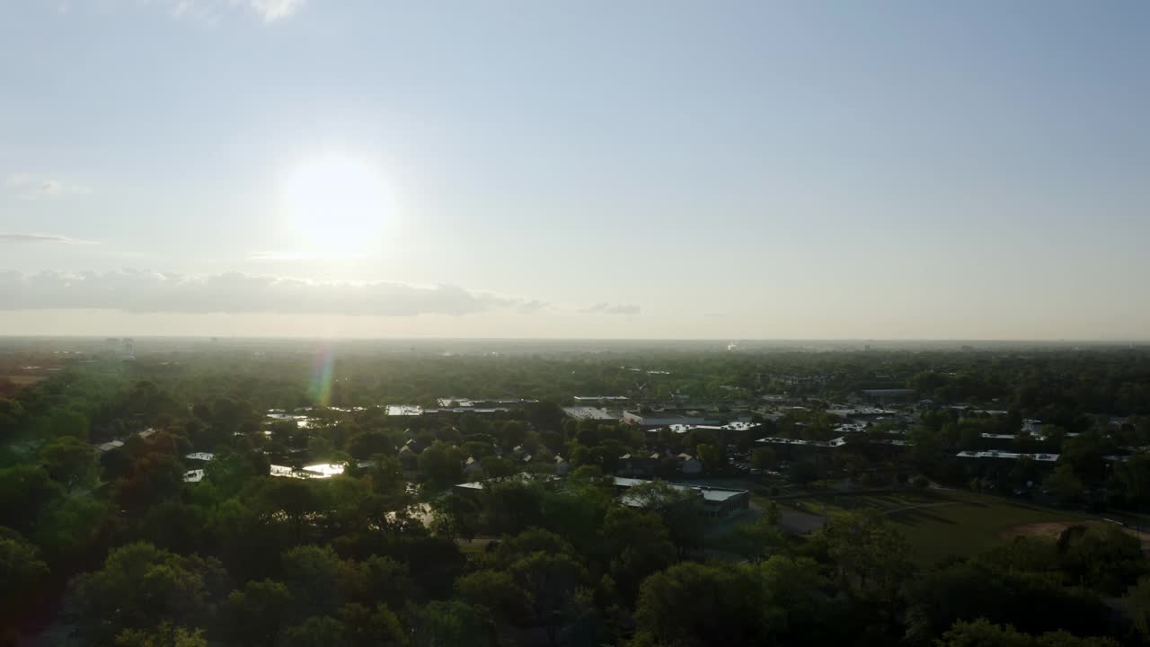 Abowe Aerial drone view of Real estate in american suburb at summer time。住宅的邻里视图视频素材