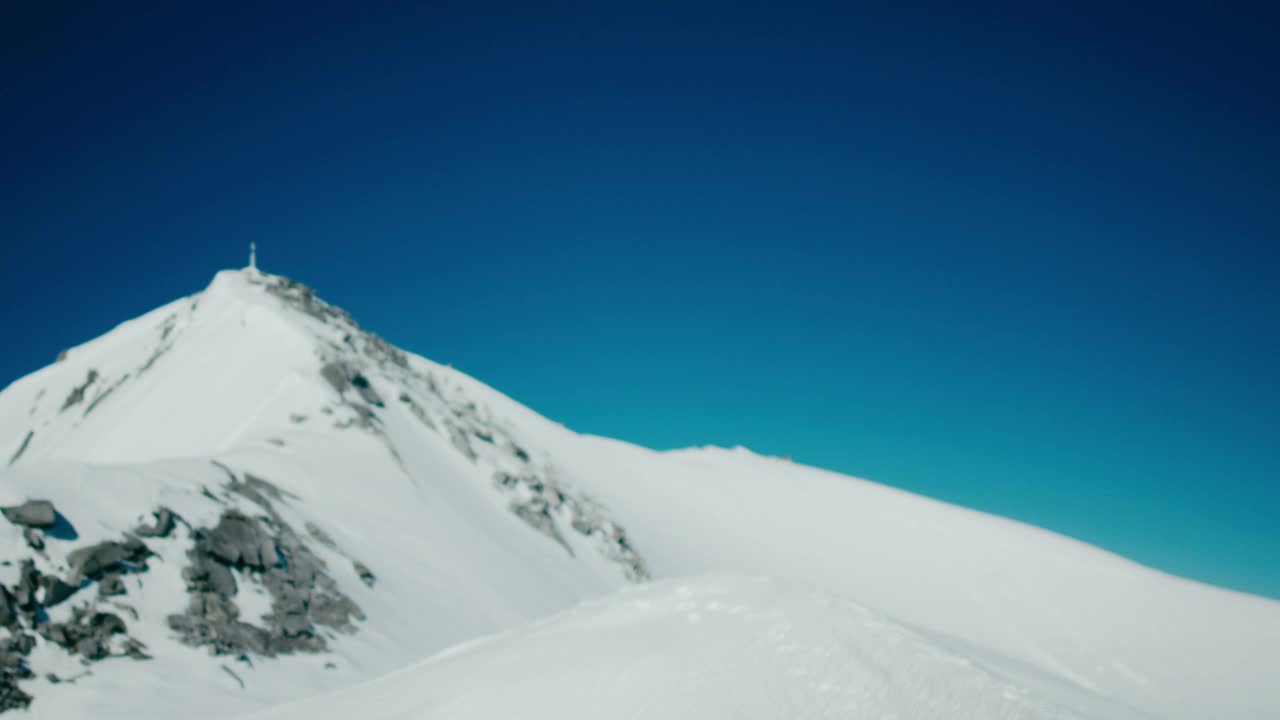 在山上徒步旅行视频素材