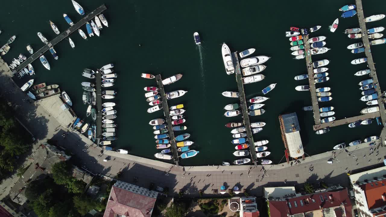 鸟瞰巴拉克拉瓦风景与船和海在滨海湾。克里米亚塞瓦斯托波尔旅游景点。无人机俯视图拍摄的港口豪华游艇，船只和帆船视频素材