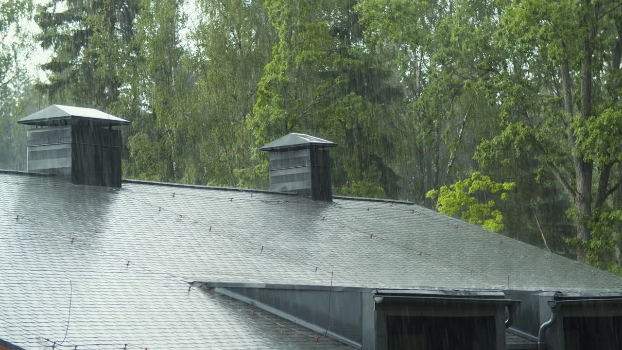 大雨倾泻在屋顶上视频素材