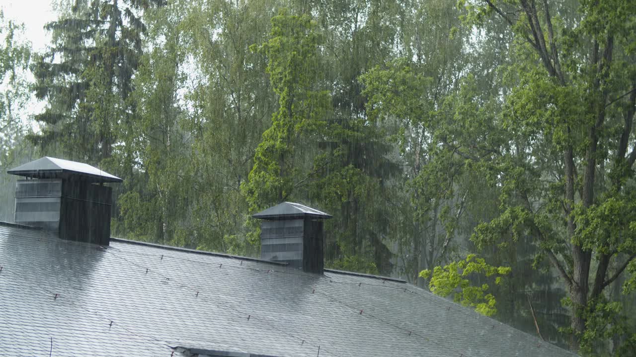 大雨倾泻在屋顶上视频素材