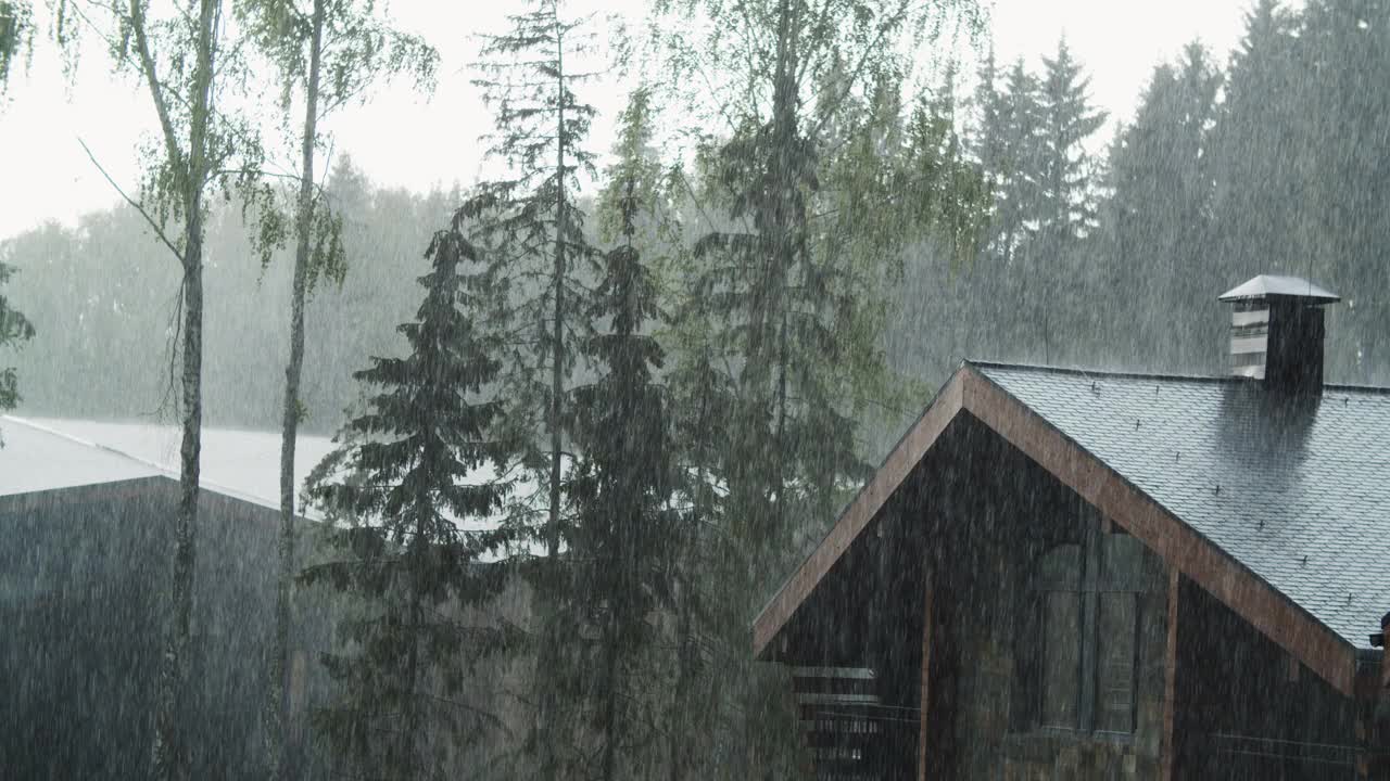 大雨倾泻在屋顶上视频素材