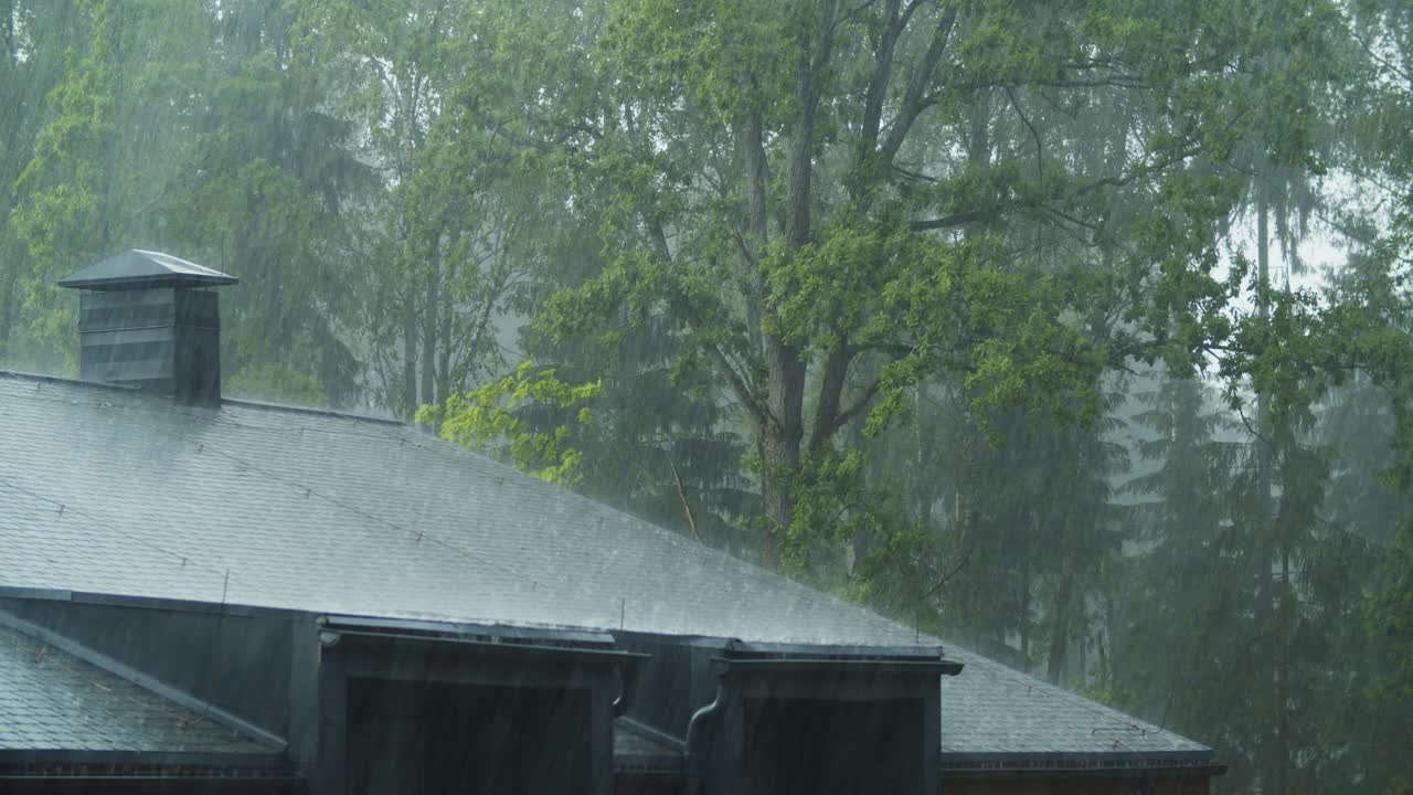 大雨倾泻在屋顶上视频下载