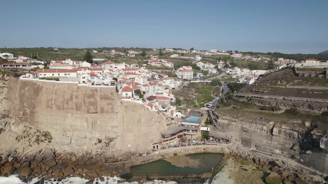 Azenhas do Mar，葡萄牙辛特拉市的海滨小镇。海浪和悬崖。视频素材