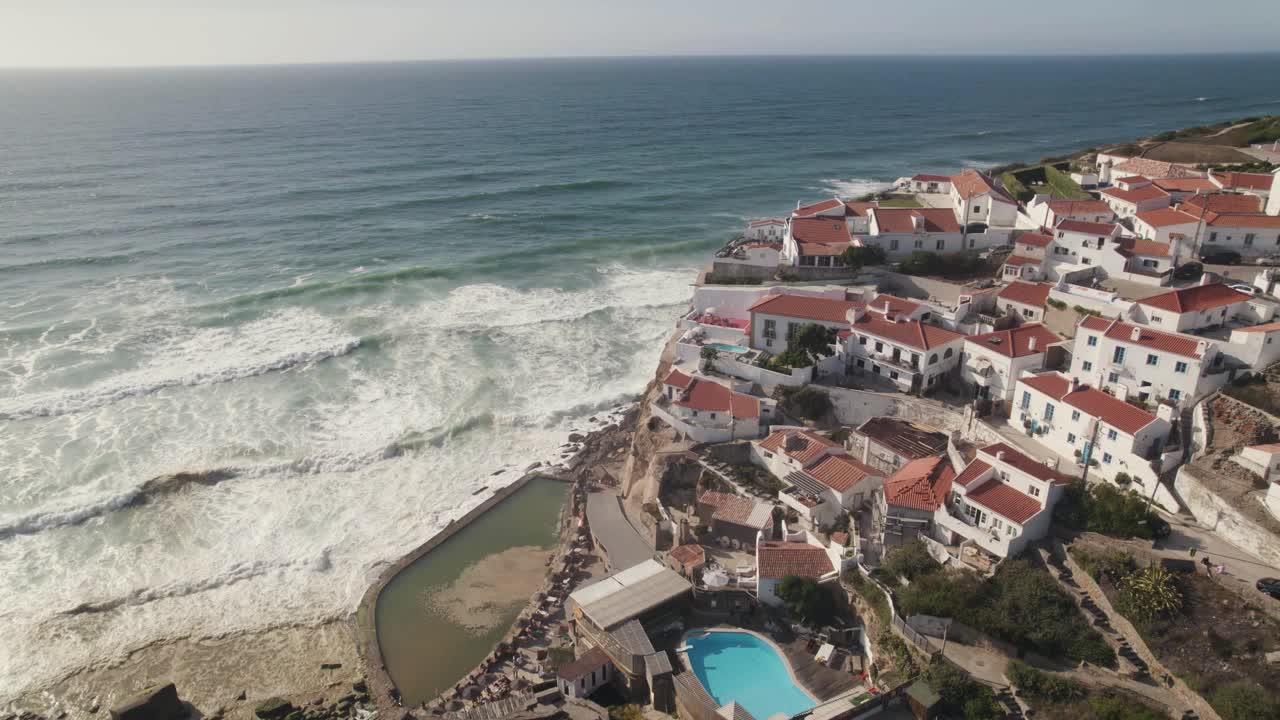 白色的房屋倒塌在大西洋，风景如画的小镇Azenhas do Mar，葡萄牙辛特拉视频素材