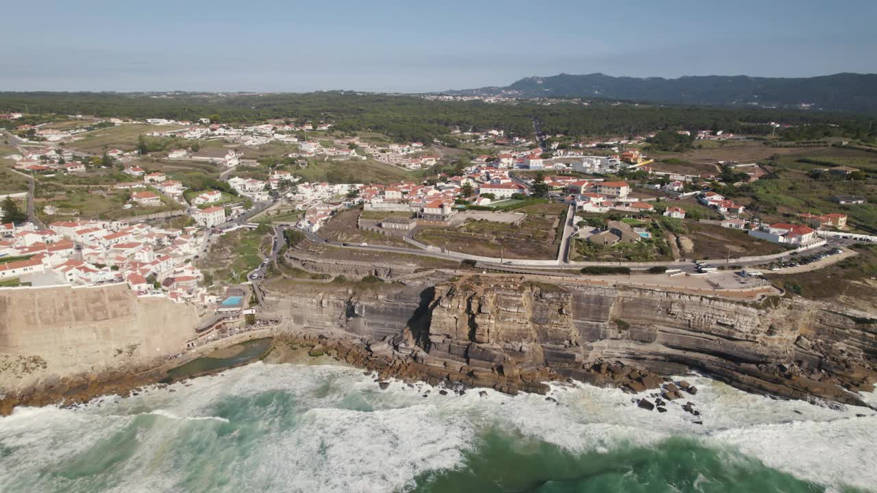 葡萄牙度假悬崖小镇Azenhas Do Mar，空中旋转视图视频素材