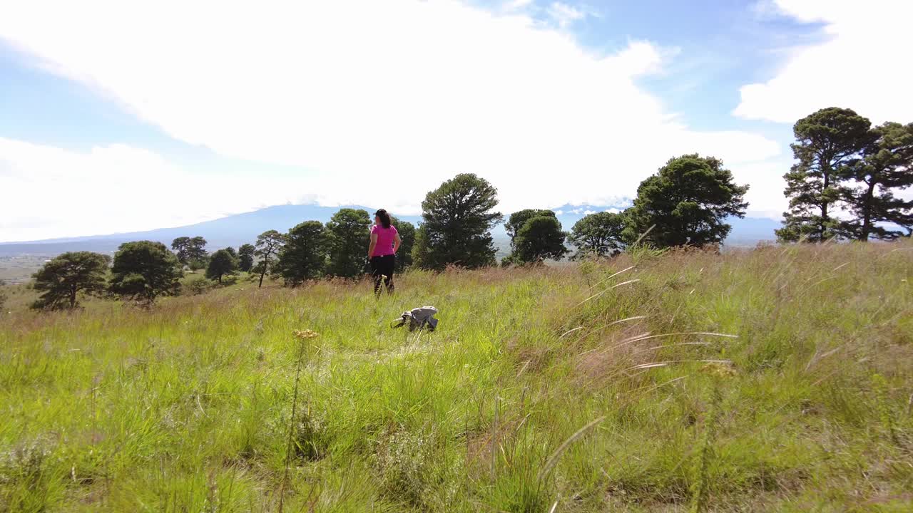 在墨西哥普埃布拉附近的一座山上，一位体重超标的年轻拉丁女子正在欣赏风景视频素材