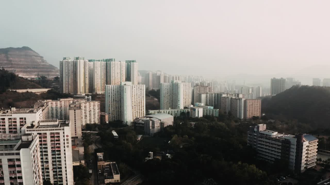 无人机在雾天拍摄的城市建筑视频素材