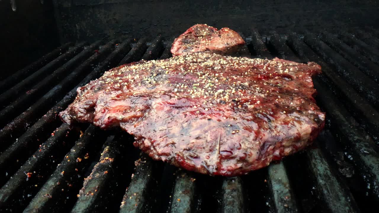 烤肋肉(裙子)牛排与小牛排在背景平移它视频素材