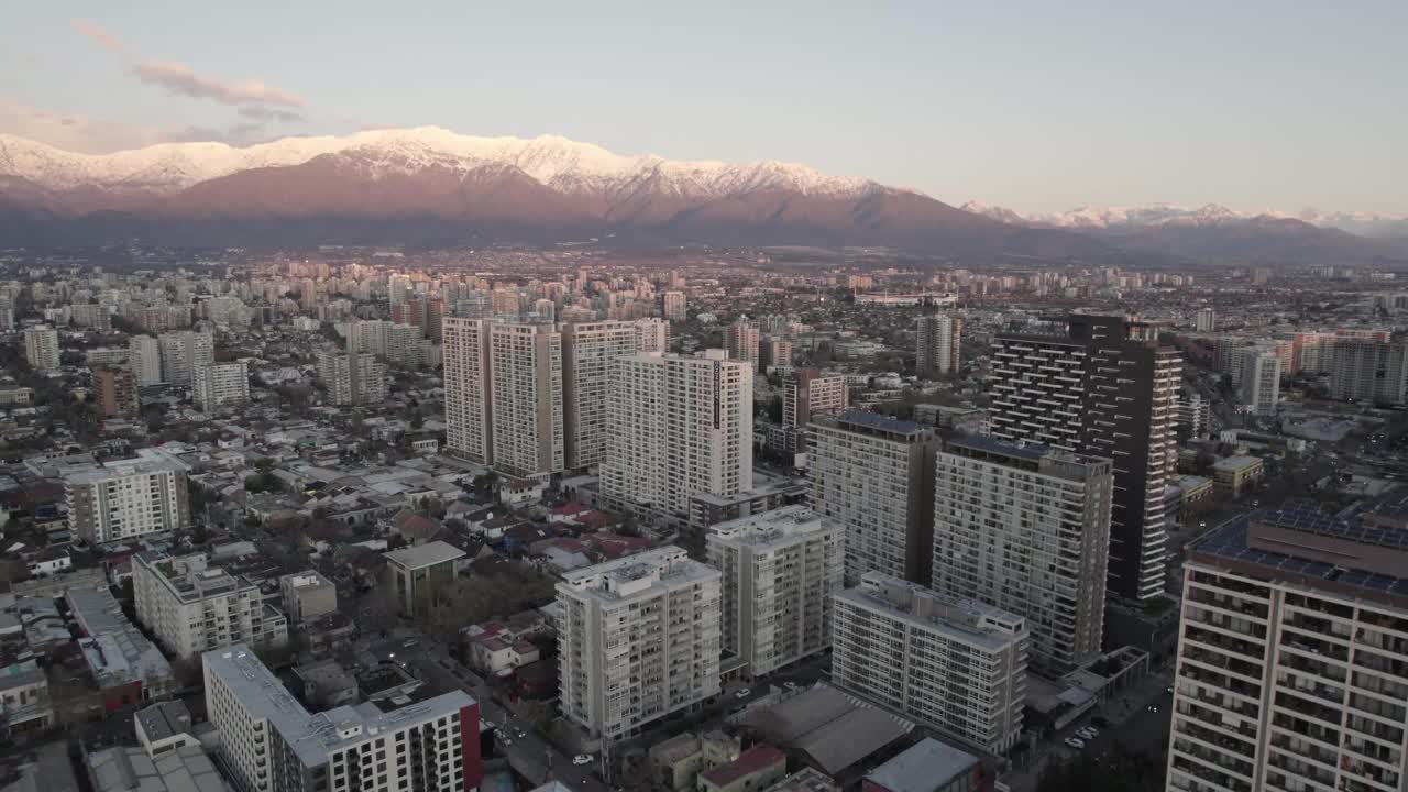 智利圣地亚哥日落鸟瞰图视频素材