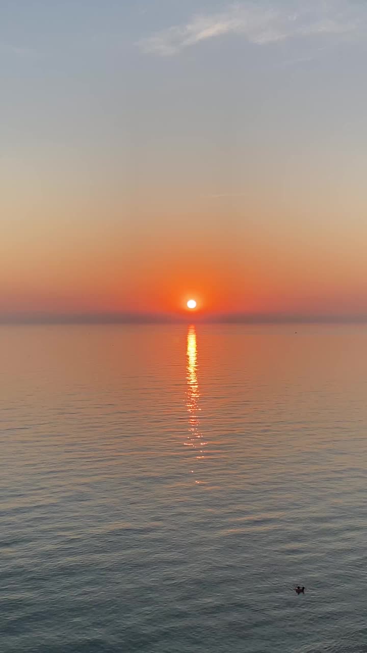 一个美丽的日落海景的垂直视频视频素材