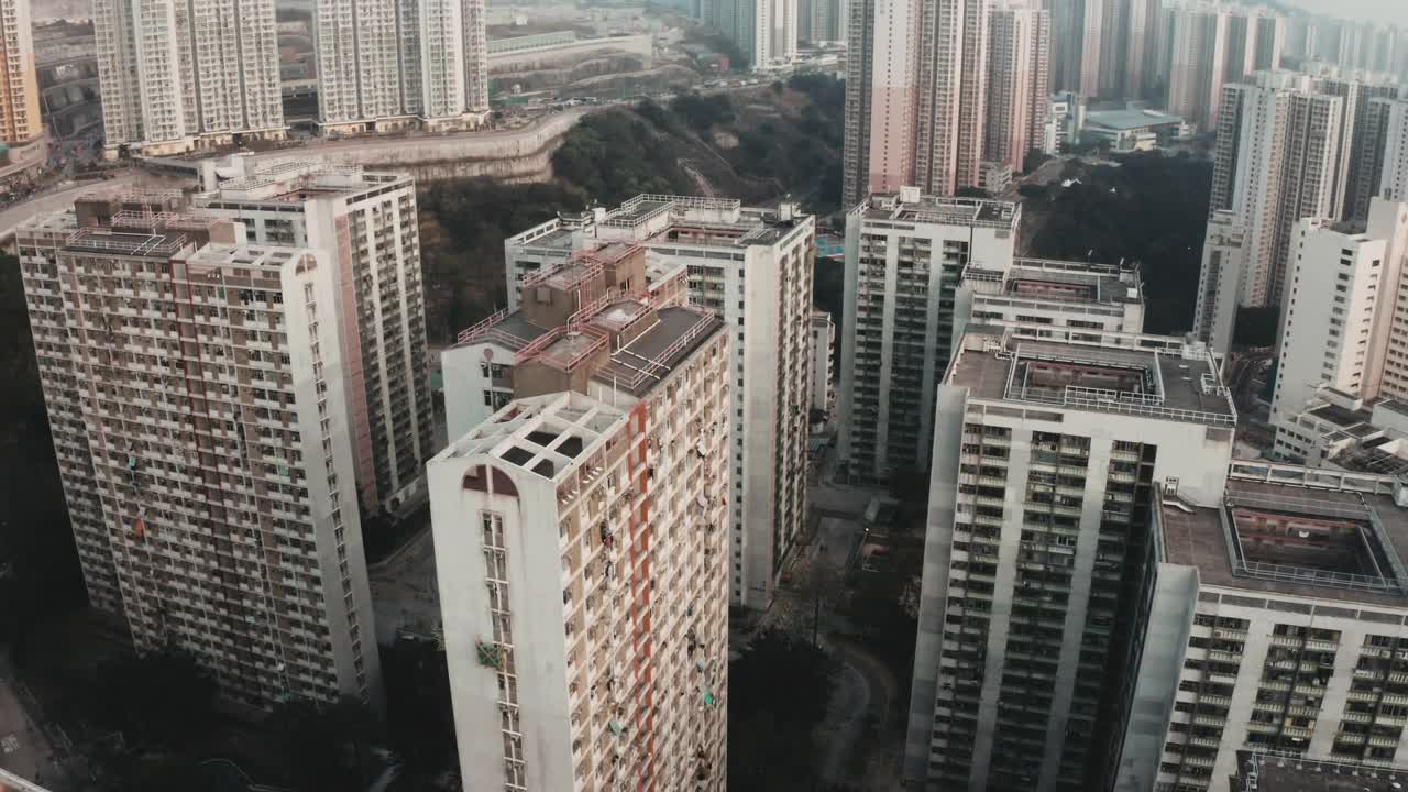 无人机在雾天拍摄的城市建筑视频素材