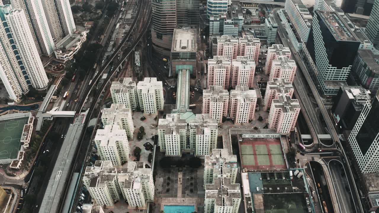 无人机在雾天拍摄的城市建筑视频素材