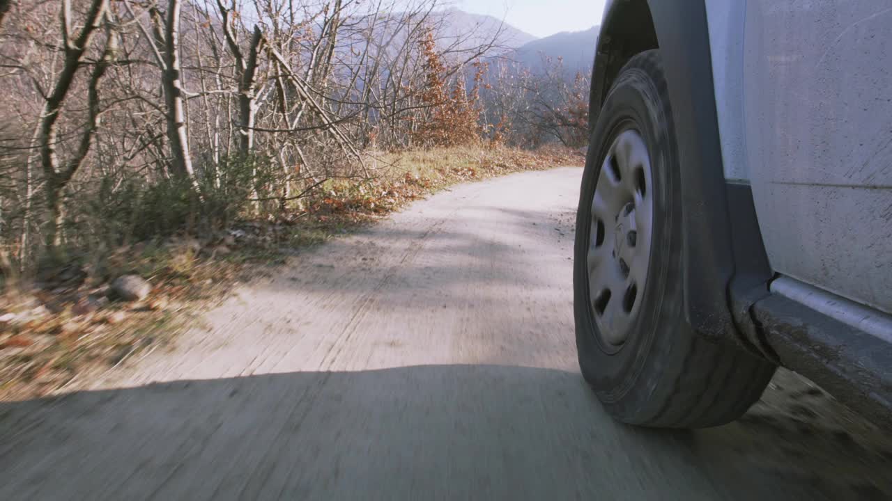 在山间的土路上行驶视频素材