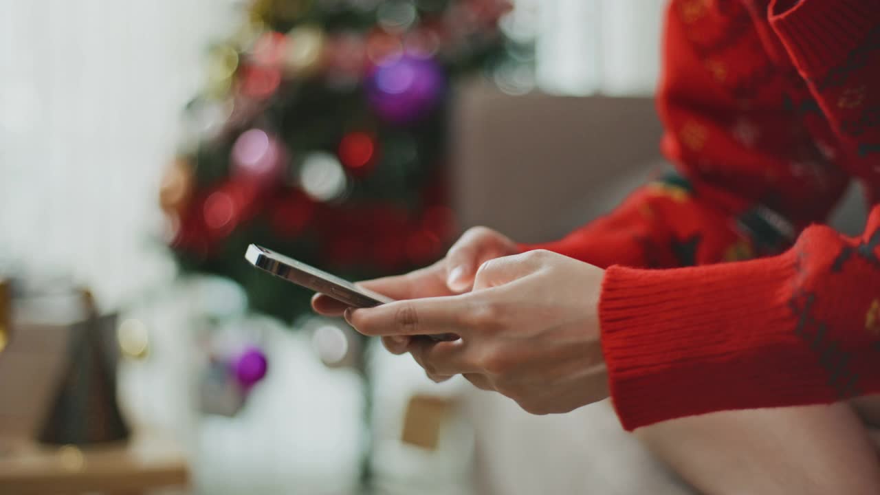 女性用手机接收新年祝福视频素材