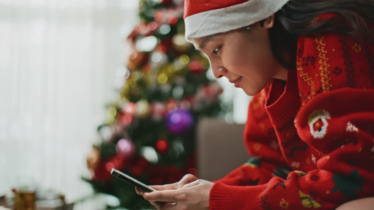 女性用手机接收新年祝福视频素材